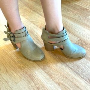 Soda ankle booties / small wedge